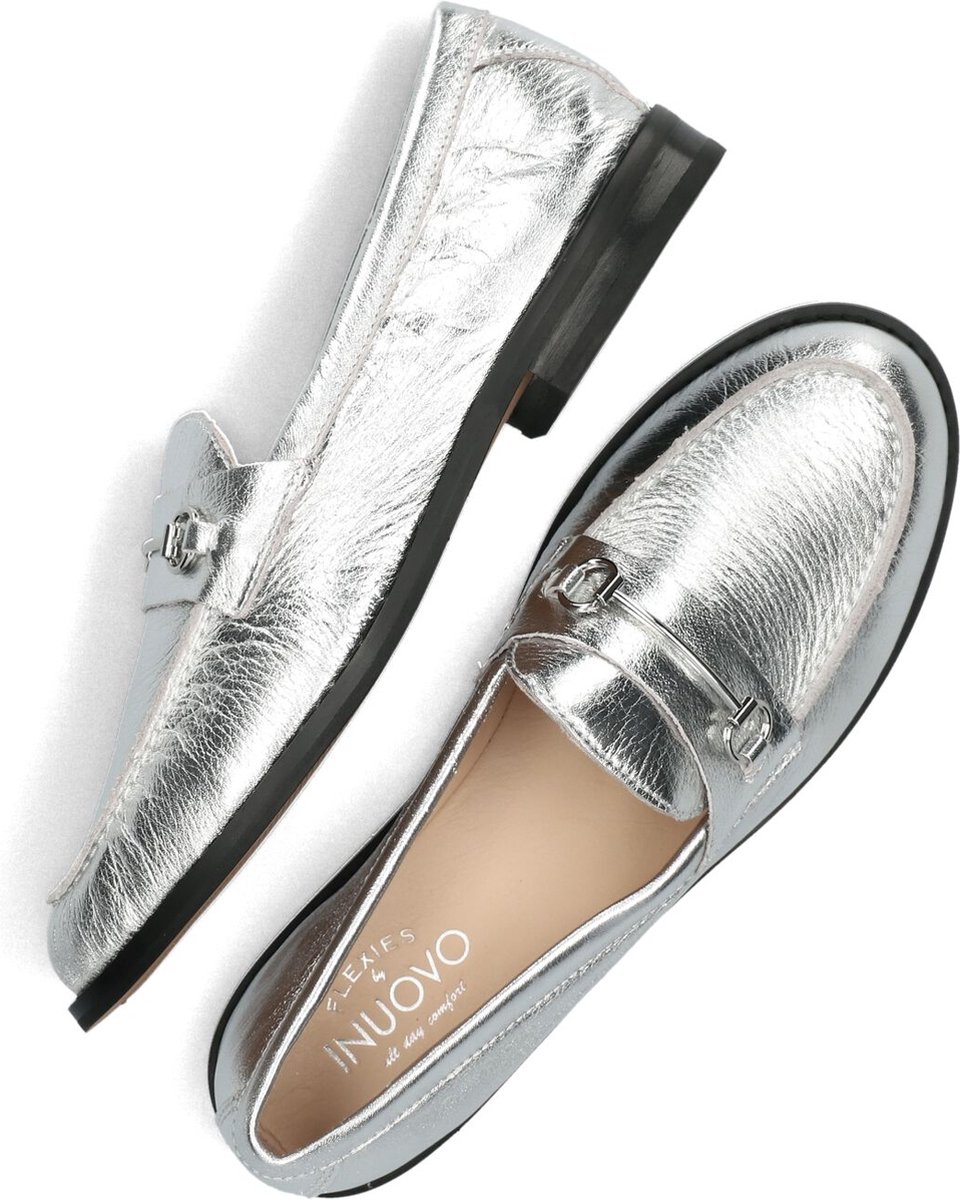 Stap in stijl met deze zilverkleurige leren loafers van INUOVO, model B01004. Deze schoenen zijn perfect voor dames die op zoek zijn naar comfort en elegantie. Het bovenwerk is afgewerkt met opvallend stikwerk en een zilverkleurig element. Draag ze naar kantoor of tijdens een dagje shoppen in de stad. Combineer ze met een nette pantalon en blouse voor een zakelijke look, of met een jeans en oversized trui voor een casual outfit. - 0