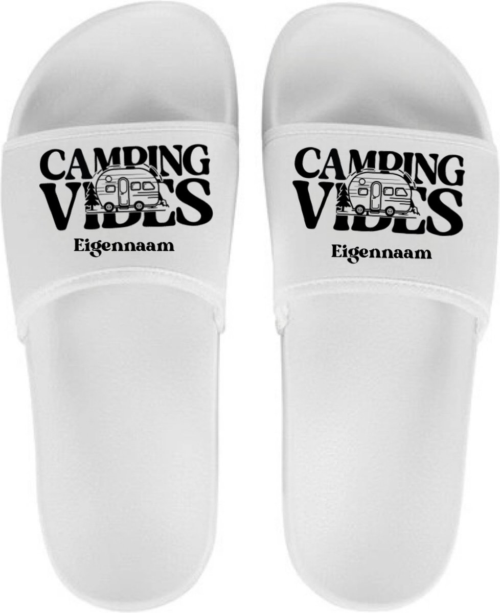 Slippers voor hem en haar - Persoonlijke slippers met naam - Camping vibes slippers - Wit - Schoenmaat 43/44