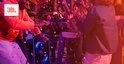 Groep mensen die dansen op een feest met een JBL PartyBox Ultimate speaker met lichtshow.