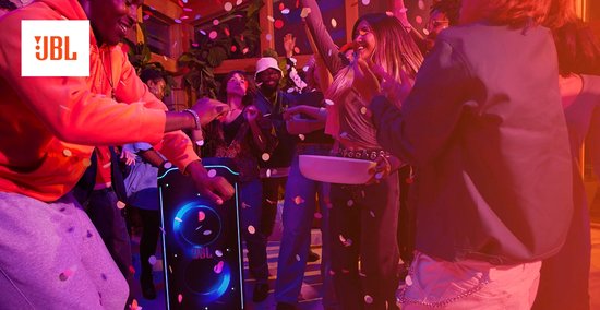 Groep mensen die dansen op een feest met een JBL PartyBox Ultimate speaker met lichtshow.