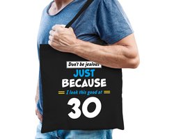 Dont be jealous just because i look this good at 30 cadeau tasje zwart voor heren - 30 jaar verjaardag kado tasje