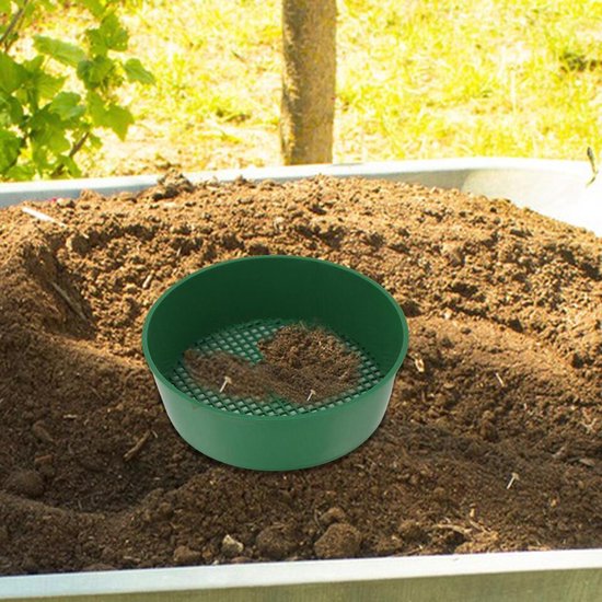 Groene tuingrondzeef met fijne mazen, deels gevuld met aarde.