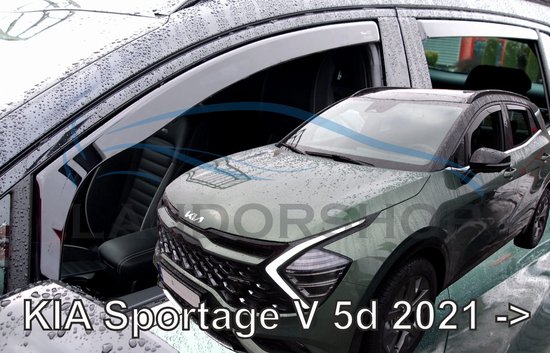 Donkere zijwindschermen op een groene Kia Sportage, model 2021.