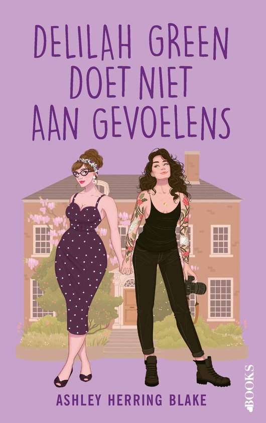 Twee vrouwen staan hand in hand voor een huis. De vrouw links draagt een paarse jurk met stippen, de vrouw rechts een zwarte top en broek met tatoeages.