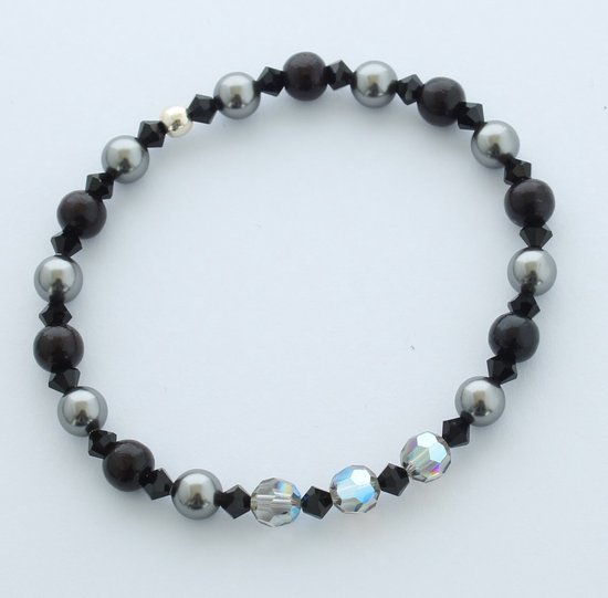 Elastische armband met donkere, grijze en zwarte kralen, afgewisseld met kristallen.