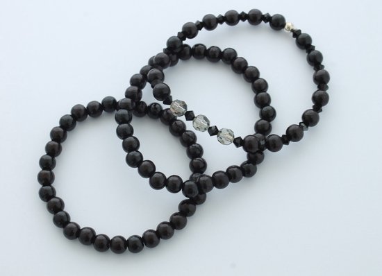 Set van drie zwarte houten kralenarmbanden, doorschijnende kristallen accenten.