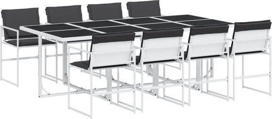 Witte tafel met acht zwarte stoelen, opstelling van een tuinset.