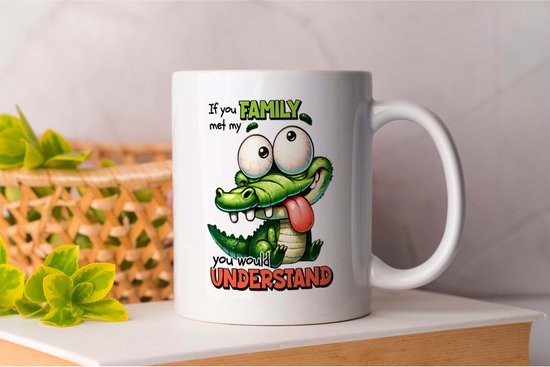 Witte mok met een grappige krokodil en de tekst 'If you met my FAMILY you would UNDERSTAND'.
