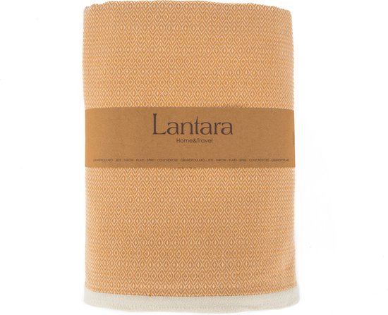 Okergele plaid met ruitpatroon en crème rand, opgevouwen met een etiket van 'Lantara Home & Travel'.