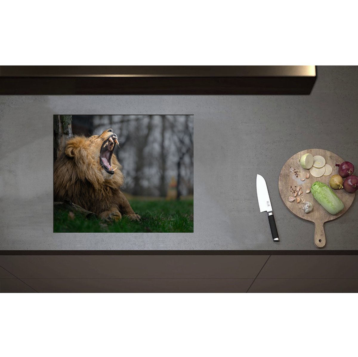 Inductieplaat Beschermer - Brullende Leeuw met Grote Tanden tegen Boomstam in Grasveld - 59x50 cm - 2 mm Dik - Inductie Beschermer - Bescherming Inductiekookplaat - Kookplaat Beschermer van Wit Vinyl