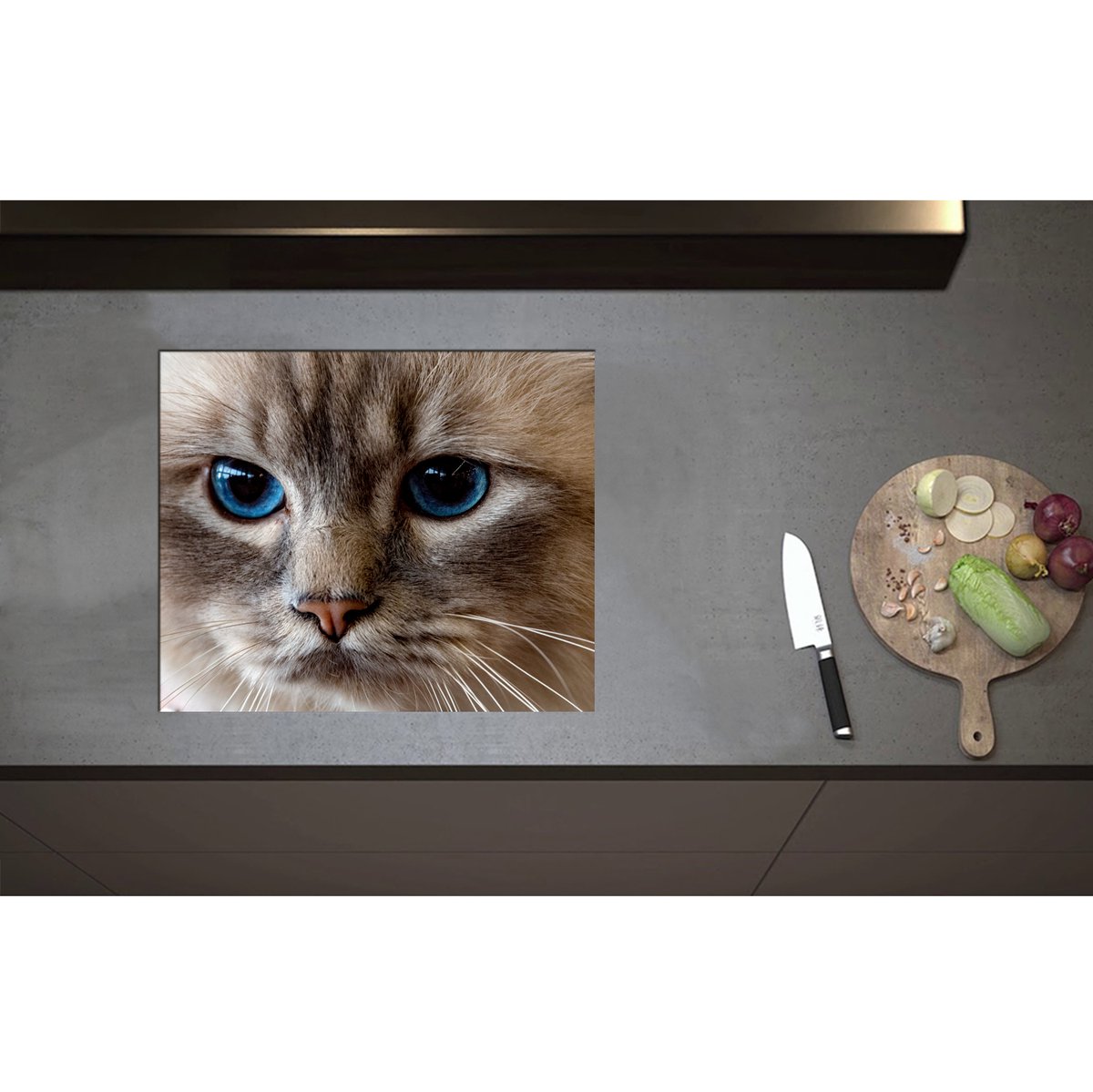 Inductieplaat Beschermer - Close-up van Bruin Kattenhoofd met Donkerblauwe Ogen - 60x50 cm - 2 mm Dik - Inductie Beschermer - Bescherming Inductiekookplaat - Kookplaat Beschermer van Zwart Vinyl