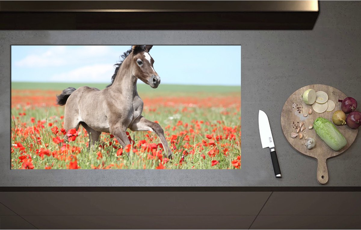 Inductieplaat Beschermer - Bruin Veulen met Witte Bles Rennend door Veld Vol Rode Bloemen - 95x52 cm - 2 mm Dik - Inductie Beschermer - Bescherming Inductiekookplaat - Kookplaat Beschermer van Wit Vinyl