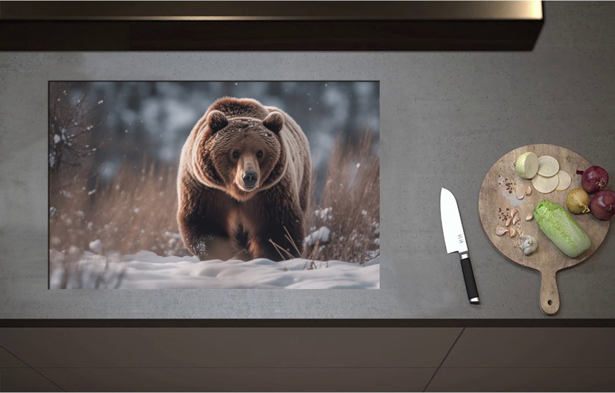 Inductieplaat Beschermer - Bruine beer loopt door de natuur in de sneeuw - 80x51 cm - 2 mm Dik - Inductie Beschermer - Bescherming Inductiekookplaat - Kookplaat Beschermer van Wit Vinyl