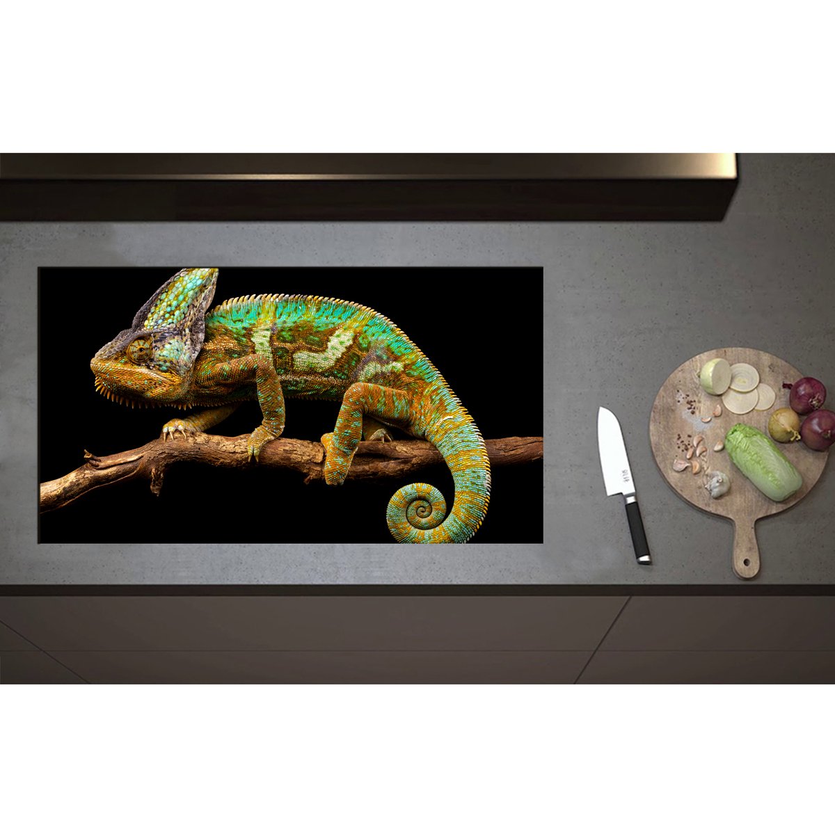 Inductieplaat Beschermer - Bruin groene kameleon staat op tak - 90x50 cm - 2 mm Dik - Inductie Beschermer - Bescherming Inductiekookplaat - Kookplaat Beschermer van Zwart Vinyl