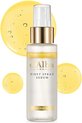 Flesje d'Alba White Truffle First Spray Serum met goudkleurige dop en verstuiver. Omringd door gele druppels.