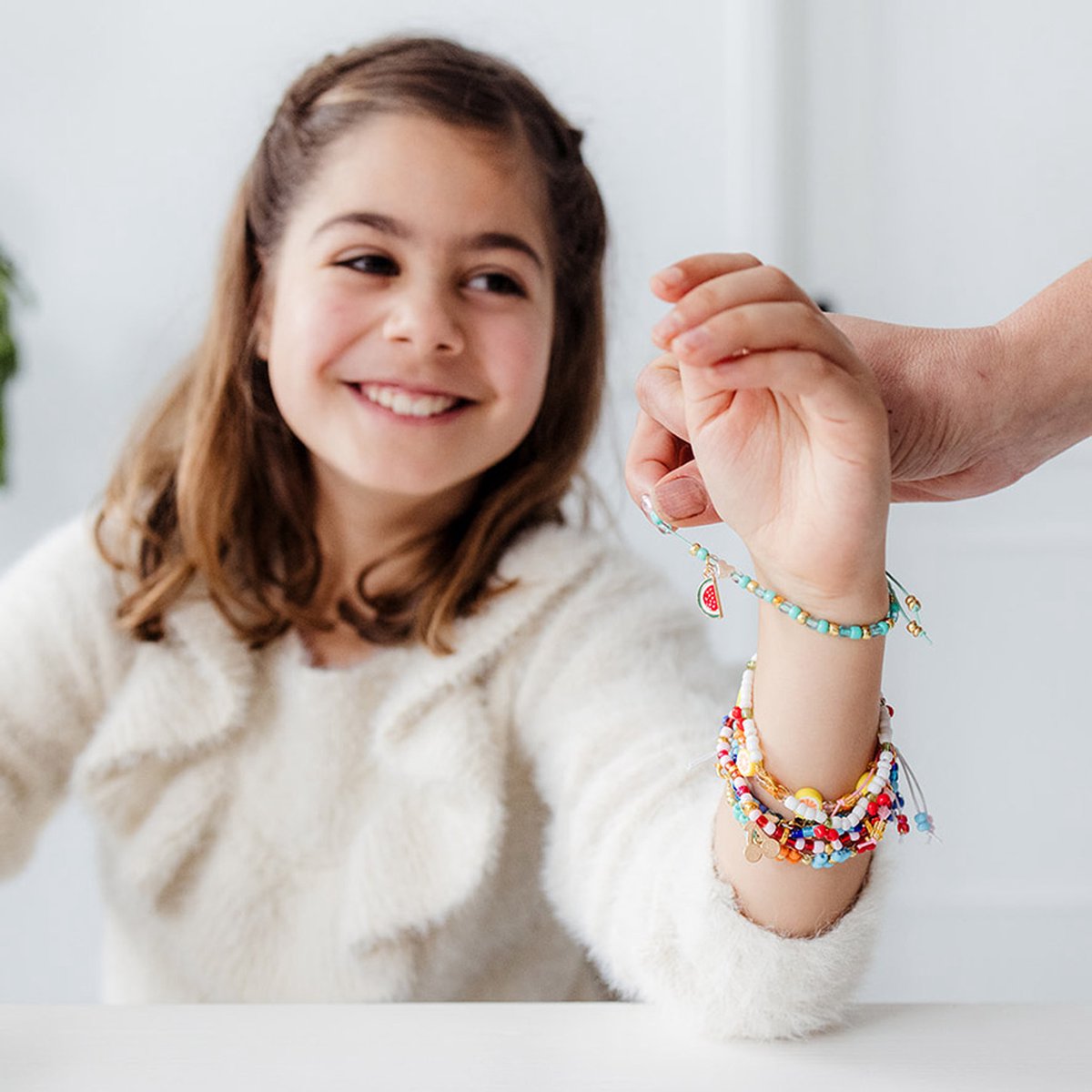 Totum XL armbandjes knustelset - 50 armbandjes maken 1700+ stuks - Design & Shine Happy Bracelets Fashion knutselset cadeau tip creatief speelgoed meisjes vanaf 6 jaar — afbeelding 9