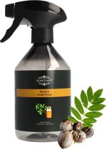 Zwarte sprayfles "Musk & Fresh Wood" met groen blad en takje met zaden.