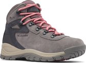 Grijze wandelschoen met roze veters, donkergrijze en beige accenten.