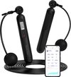Zwart digitaal springtouw met twee gewichten en een smartphone met trainingsdata.