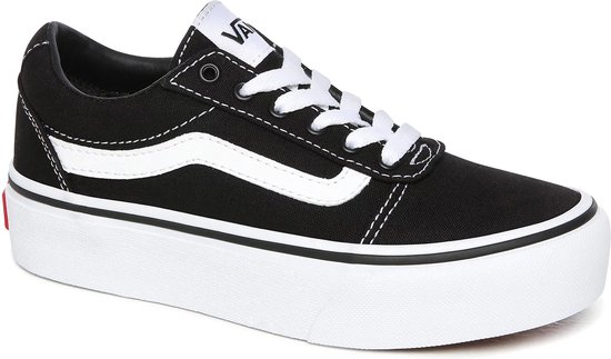 Zwarte Vans sneaker met witte veters, witte side stripe en dikke witte zool, op de zijkant.