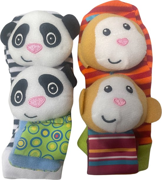 Twee panda- en twee aapjes-sokjes met rammelaar. De panda's hebben zwarte strepen of groene cirkels, de apen hebben oranje of gestreepte kleding.
