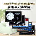 Een stapel OER dementieklokken, met verschillende weergaven: analoog, digitaal met datum en weerberichten.
