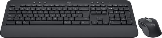 Donkergrijs Logitech toetsenbord met polssteun en een muis op witte achtergrond.