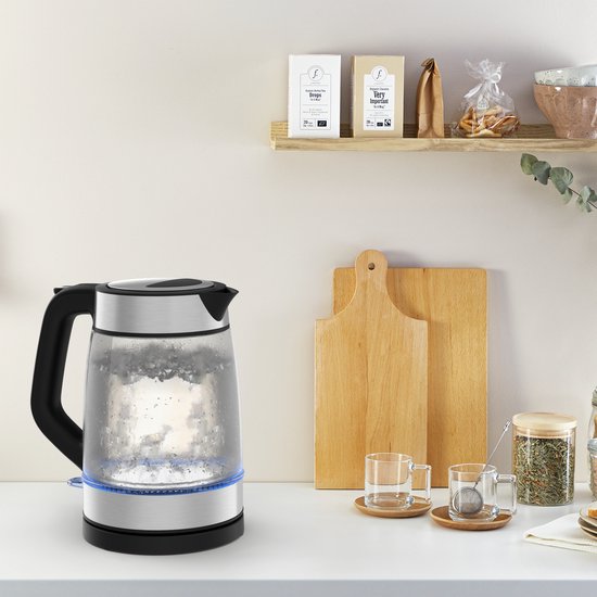 Glazen waterkoker met blauwe LED-verlichting op de basis, zilverkleurige en zwarte details.