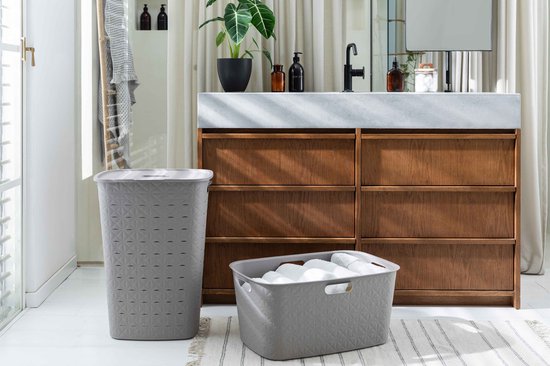 Grijze wasmand met deksel en een grijze wasmand met handvaten, beide met ruitpatroon.