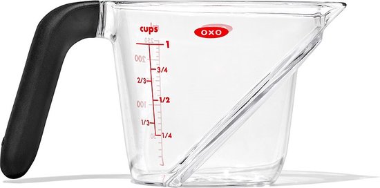 Doorzichtige maatbeker van 250 ml met rode schaalverdeling en zwarte handgreep.