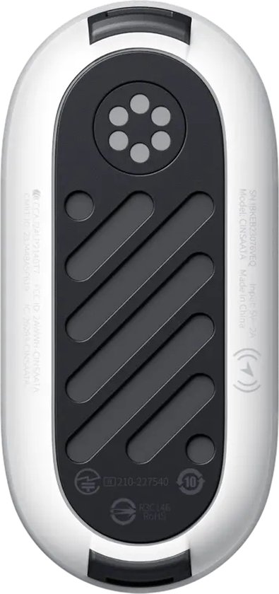Onderkant van de witte Insta360 GO 3S actiecamera met zwarte antislippads en productinformatie.