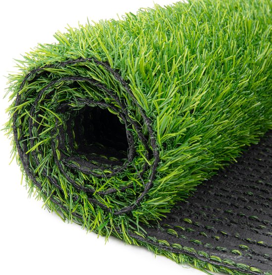 Kunstgras opgerold, tonend groene sprieten en zwarte backing.