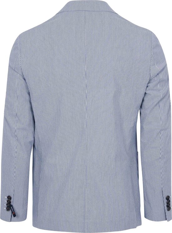 Achterkant van een blauw gestreept colbert met witte strepen en donkergrijze knopen op de mouwen.