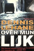 Boekcover 'Over Mijn Lijk' met een thriller op een stenen straat en een busje. Titel in grote letters.