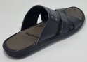 Zwarte lederen slipper met gekruiste banden, bronzen knopen en het woord 'Walking' op de grijze binnenzool.