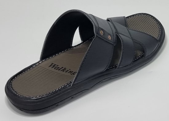 Zwarte lederen slipper met gekruiste banden, bronzen knopen en het woord 'Walking' op de grijze binnenzool.