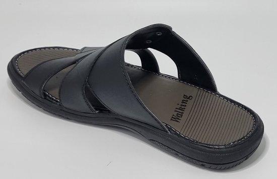 Zwarte lederen slipper, van bovenaf gezien, met gekruiste banden en het woord 'Walking' op de binnenzool.