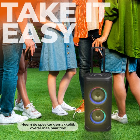 Groep mensen met drankjes in de tuin, bij een zwarte party speaker met gekleurde lichten en wieltjes.