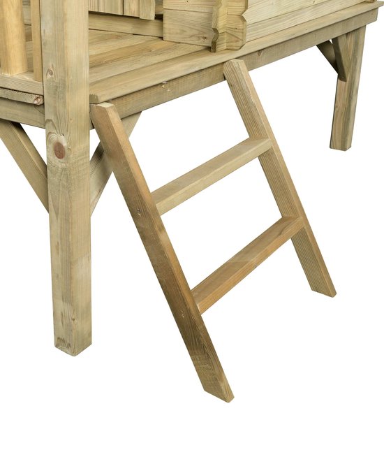Houten trap met sporten naar een speelhuisje.
