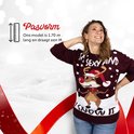 Vrouw met kersttrui met rendier, tekst 'I'm Sexy And I Snow it'. Model is 1.70m en draagt M.