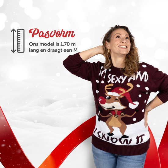 Vrouw met kersttrui met rendier, tekst 'I'm Sexy And I Snow it'. Model is 1.70m en draagt M.