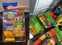 Twee doorzichtige organizers gevuld met diverse keukeningrediënten zoals gelatine, boter, kruidenmixen en soeppoeder.