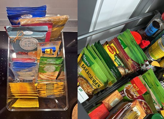 Twee doorzichtige organizers gevuld met diverse keukeningrediënten zoals gelatine, boter, kruidenmixen en soeppoeder.