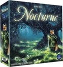 Doos van het bordspel Nocturne met vos in mantel in boslandschap met gloeiende paddenstoelen.
