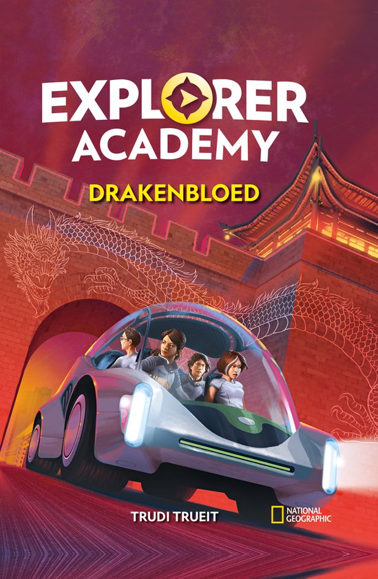 Boekomslag van Explorer Academy 6 - Drakenbloed, met vier kinderen in een futuristische auto voor een Chinese poort met een draak.