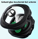 Zwarte smartwatch case met gehard glas, beschermd tegen een vallende bal.