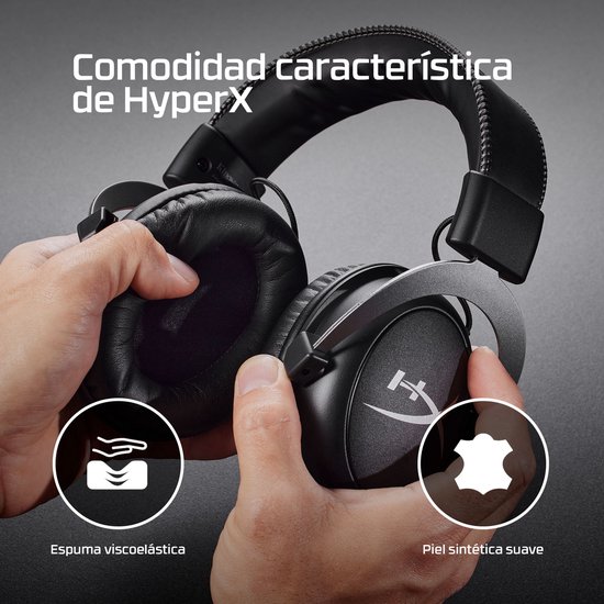 Zwarte HyperX Cloud II headset, in handen. Zachte oorkussens van traagschuim en synthetisch leer.