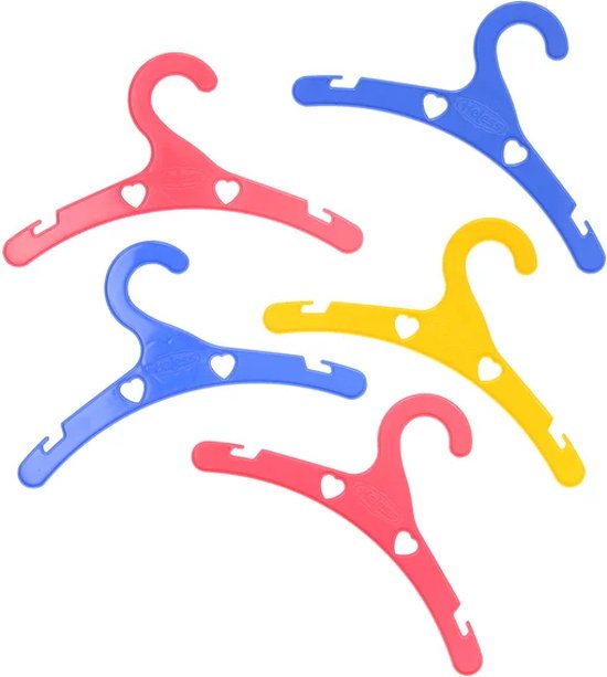 Vijf poppenkledinghangers: twee roze, twee blauw en één geel, elk met een hartvormige uitsnede.