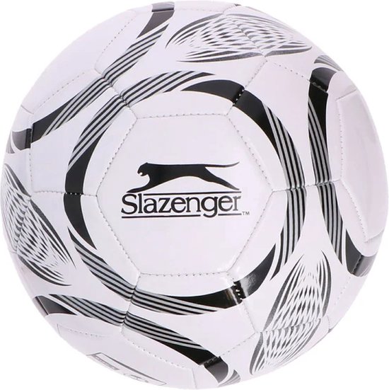 Witte voetbal met zwart-grijze lijnen en het Slazenger logo.