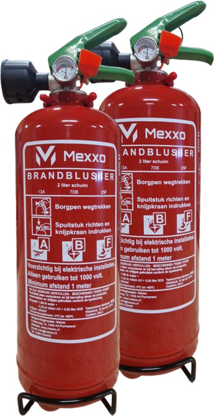 Twee rode Mexxo 2 liter schuimblussers met groene hendels en zwarte beugels